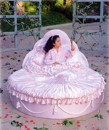 Round Kids Bed with Bedding