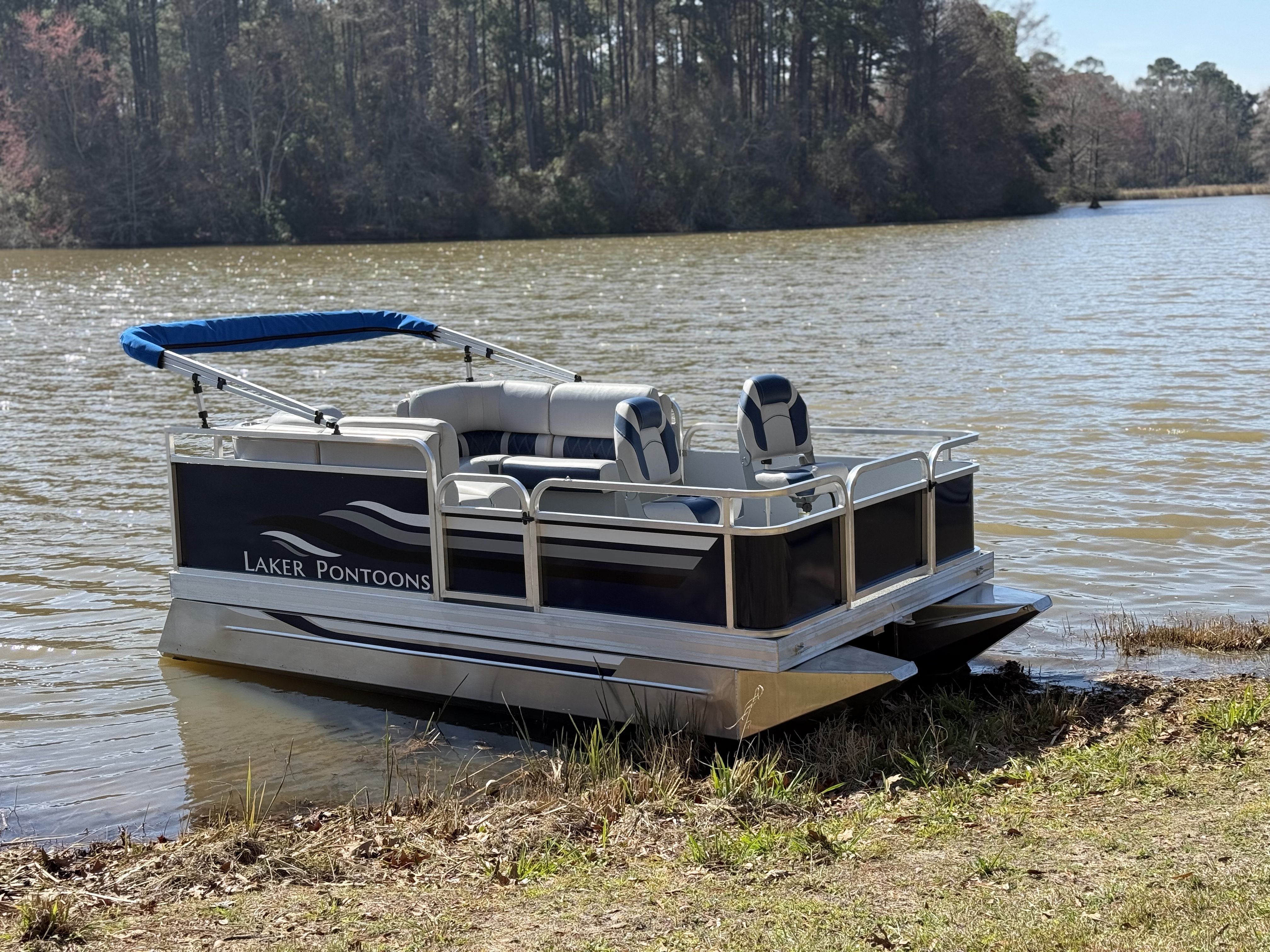 Laker 712 DLX cruising on a sunny lake