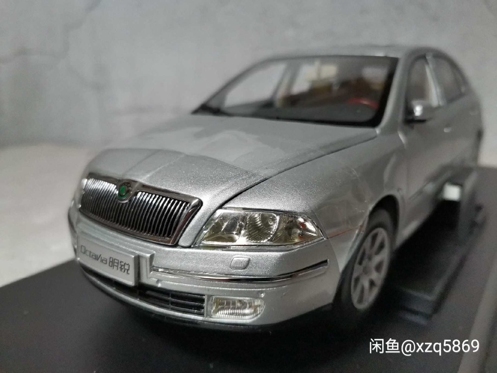 1:18 Diecast Model for Skoda Octavia 2008 Silver Liftback Alloy Toy Car Miniature Collection Gifts VRS